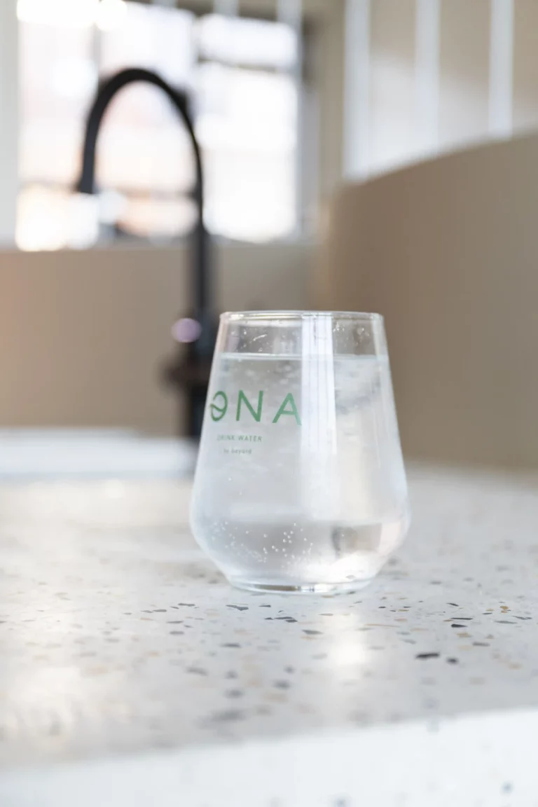 Flessenwater bevat véél meer plasticdeeltjes dan gedacht